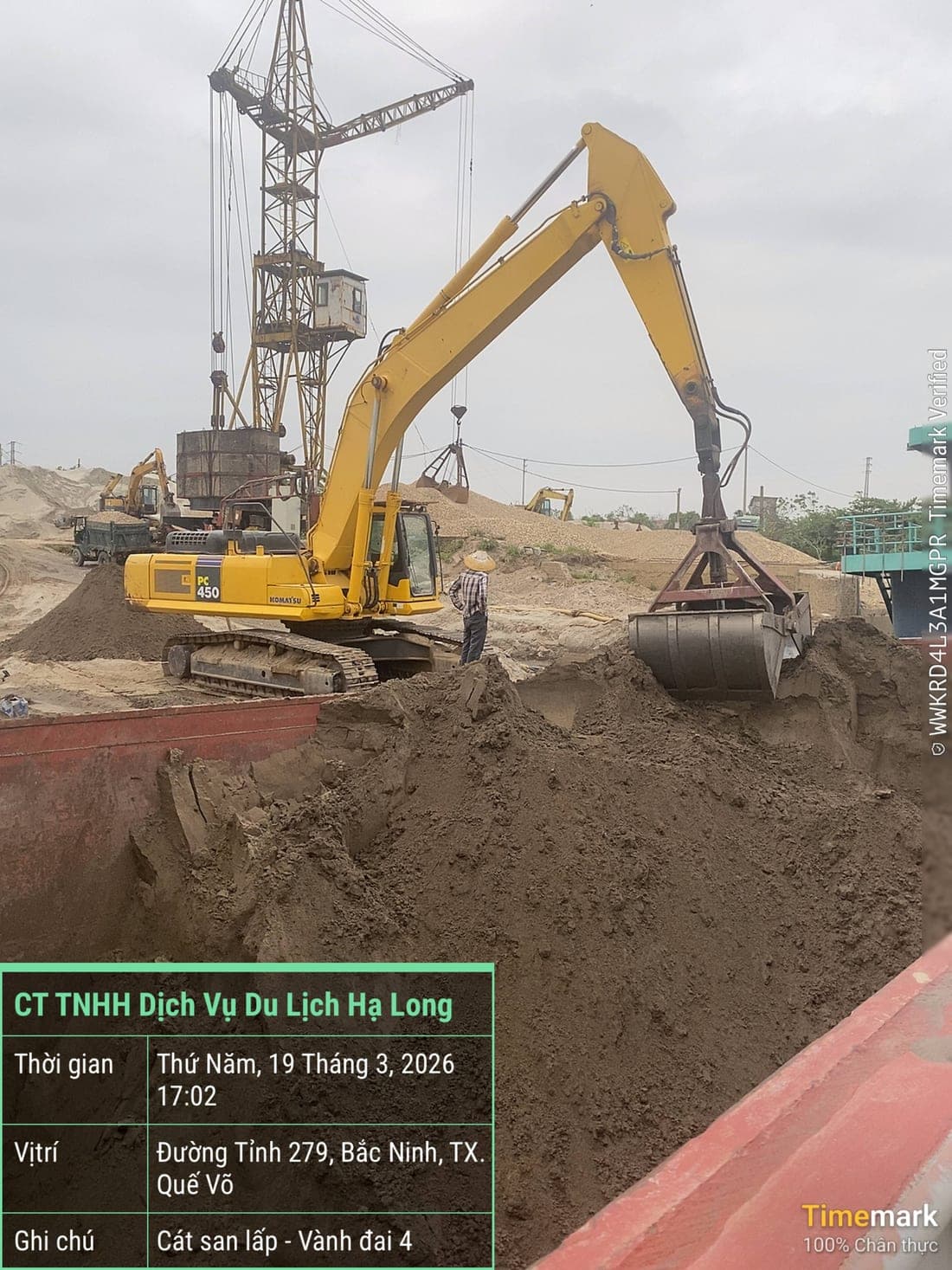 Xáng cạp múc cát từ sà lan tại công trường, ảnh chụp có gắn thời gian và định vị